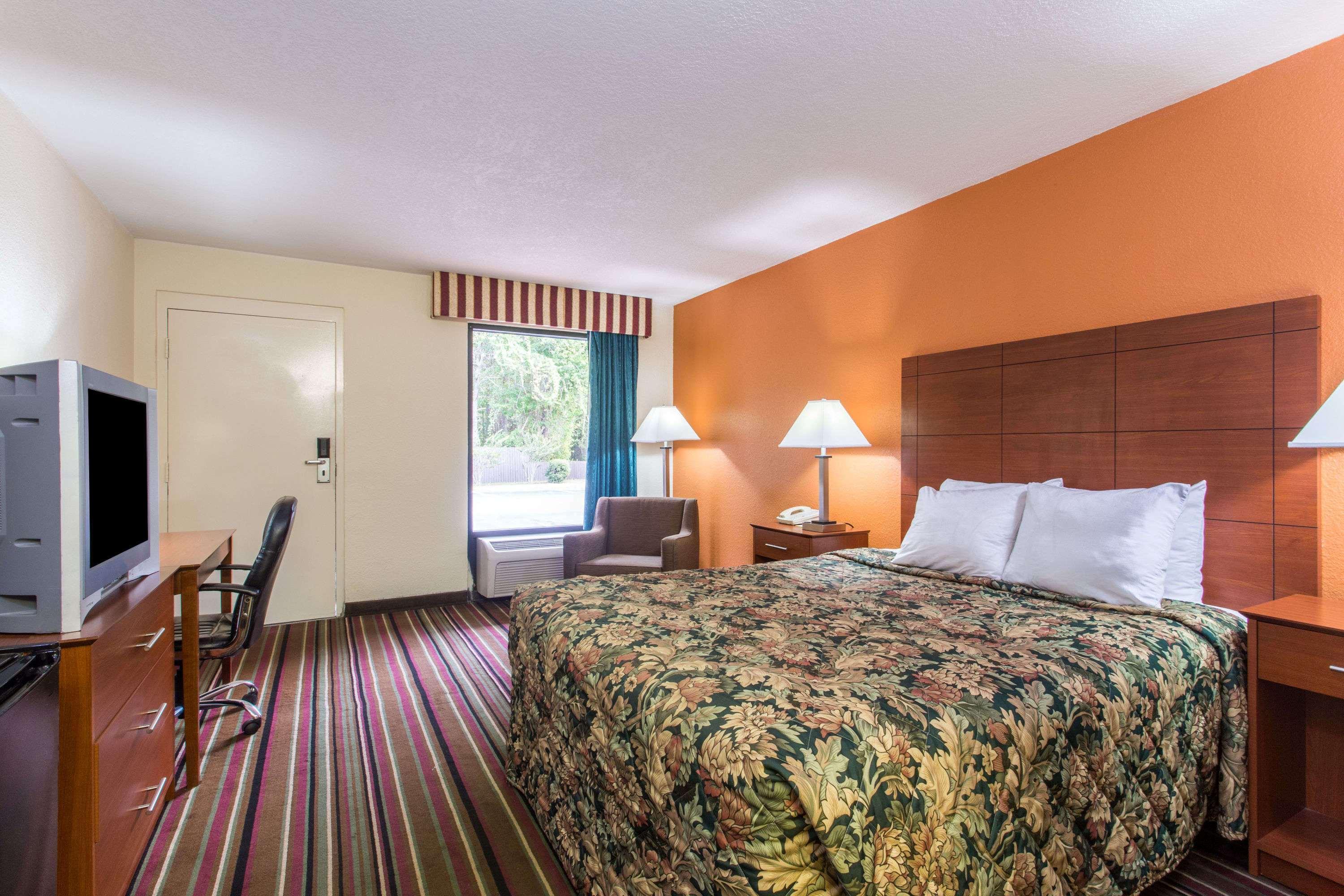 Days Inn By Wyndham Lake City I-10 Экстерьер фото