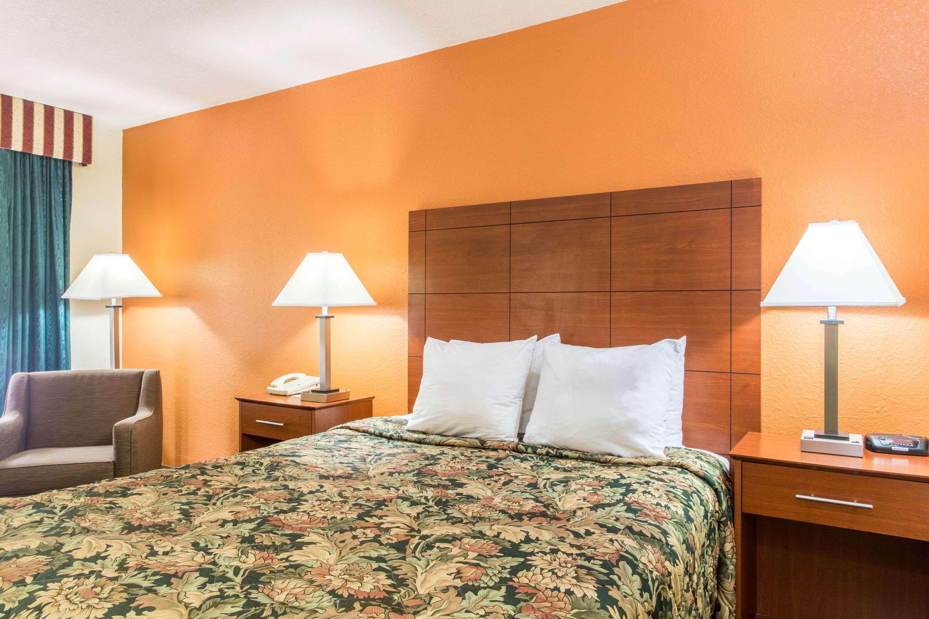 Days Inn By Wyndham Lake City I-10 Экстерьер фото
