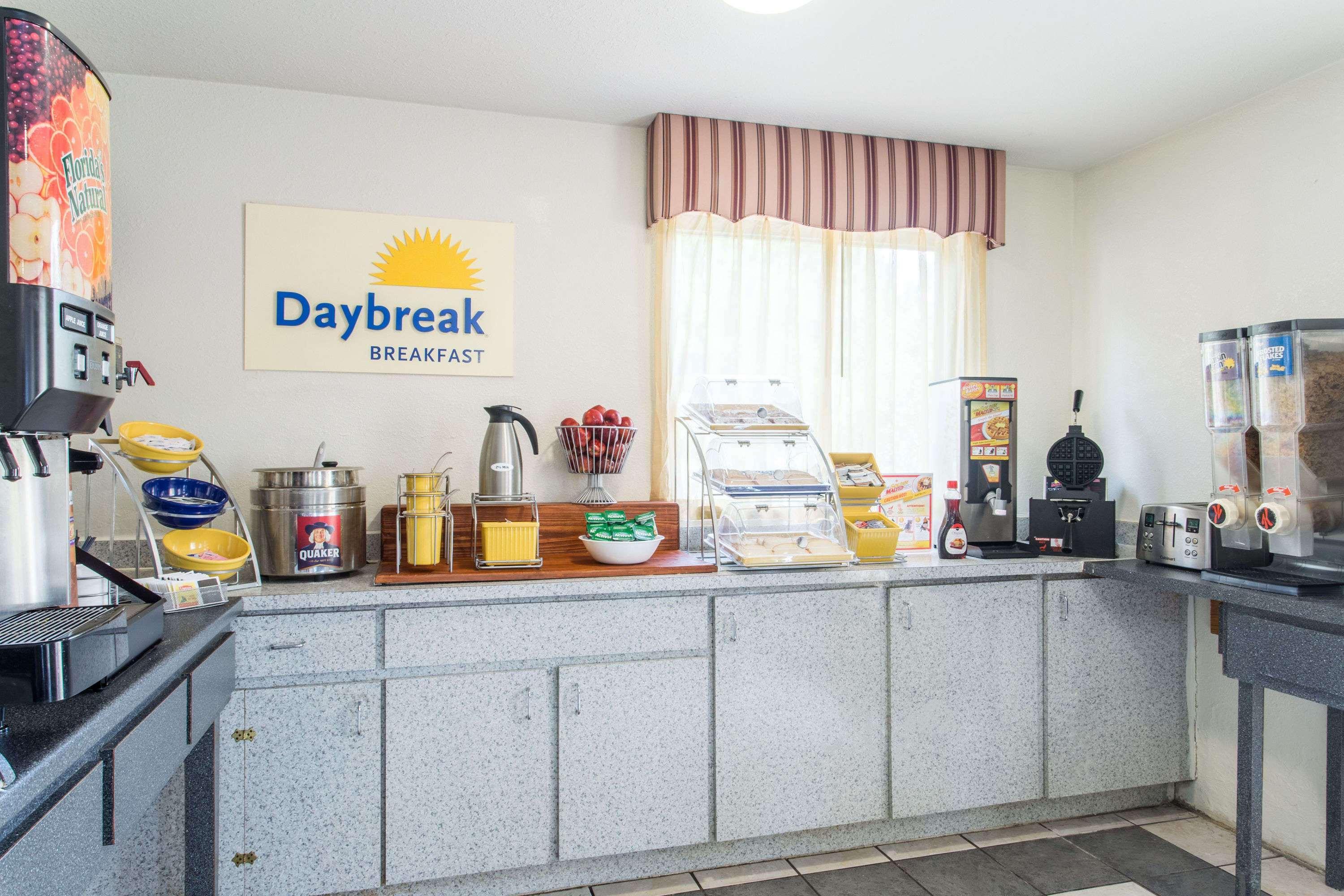 Days Inn By Wyndham Lake City I-10 Экстерьер фото